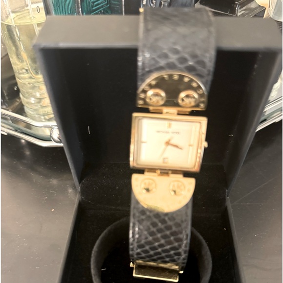 Michael kors woman’s watch - Picture 1 of 3